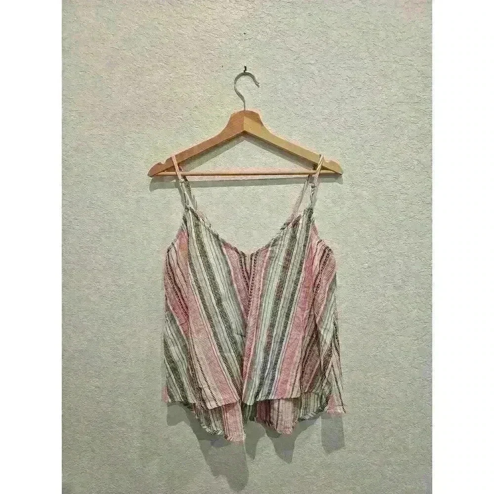 En creme cotton top. Size small.